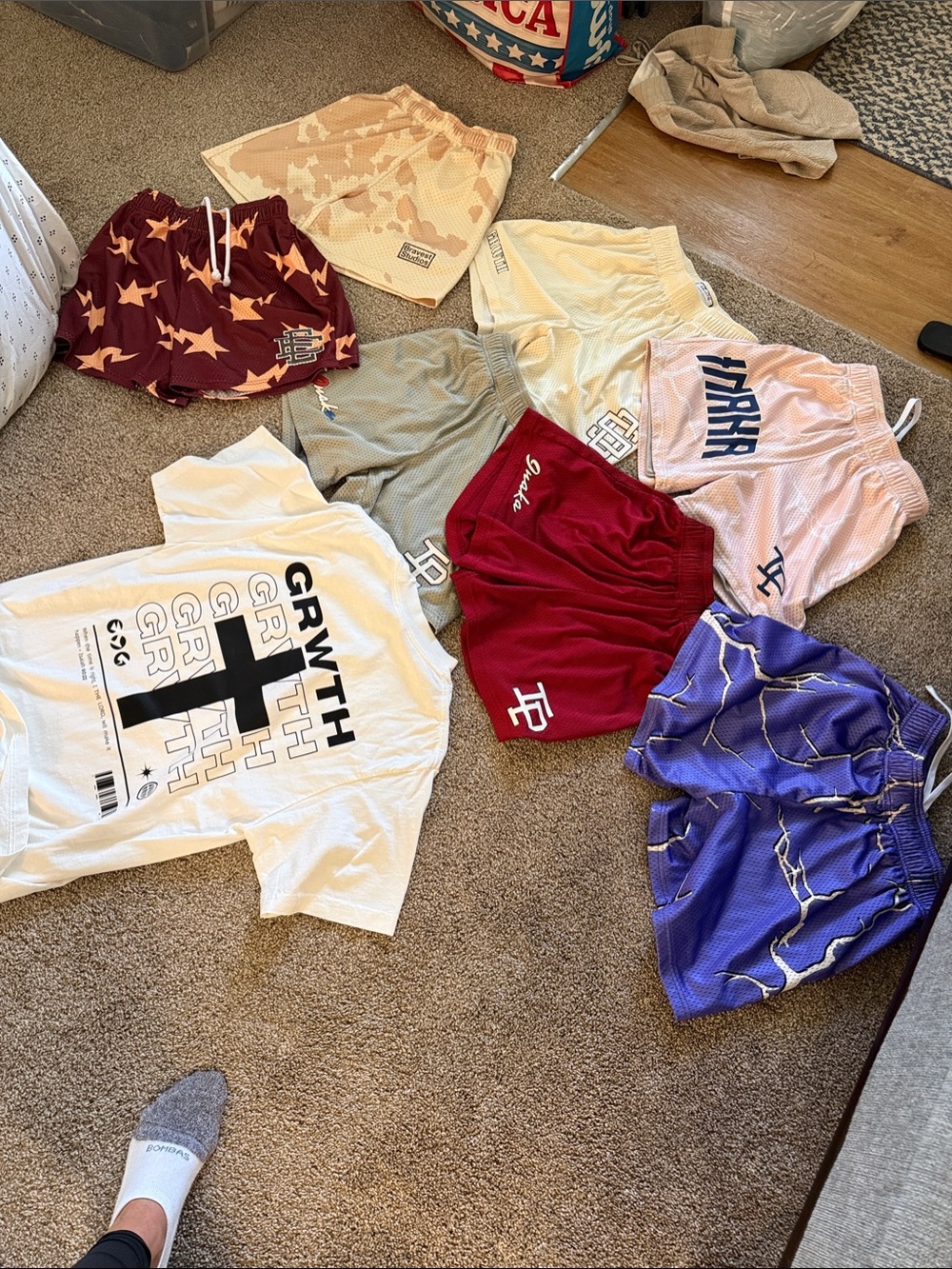 Men's Athletic Shorts - 7 pair as shown in pictures.  Free white t shirt, EUC